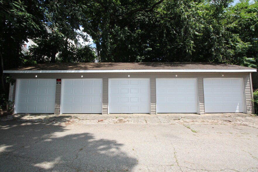 Garage - 17 Boswell Ave