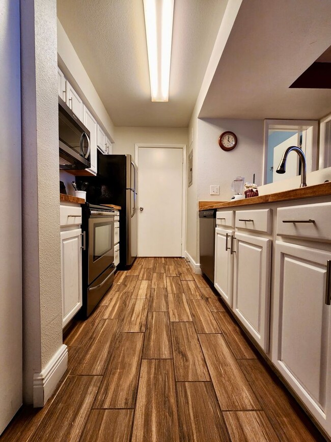 Building Photo - Fully upgraded 2/2 condo in the heart of K...