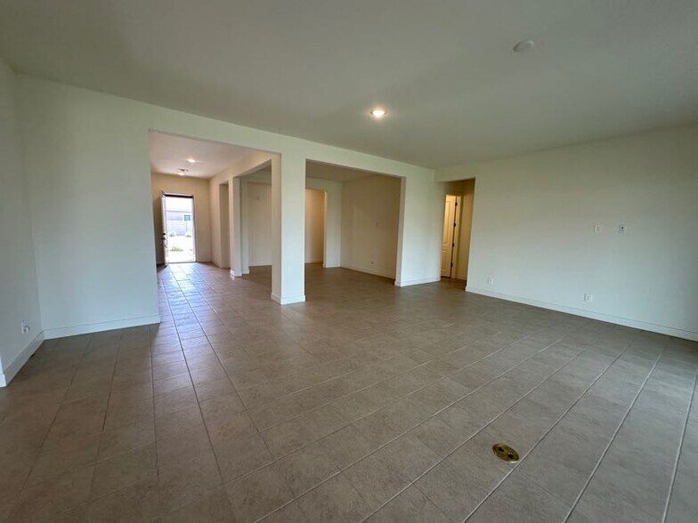 Building Photo - 7306 N 80th Ln