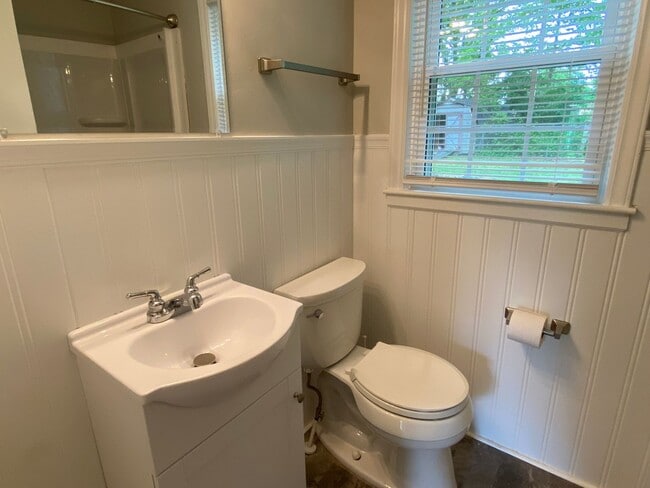 Building Photo - 2 Bedroom, 1 Bathroom House in High Point!