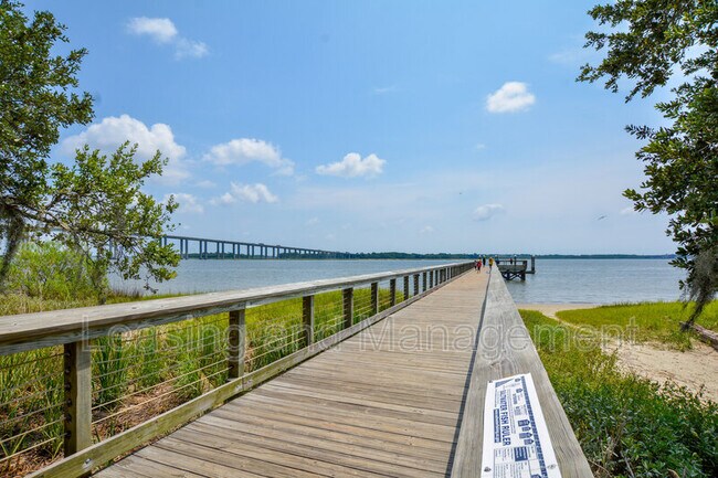 Building Photo - 130 River Landing Dr