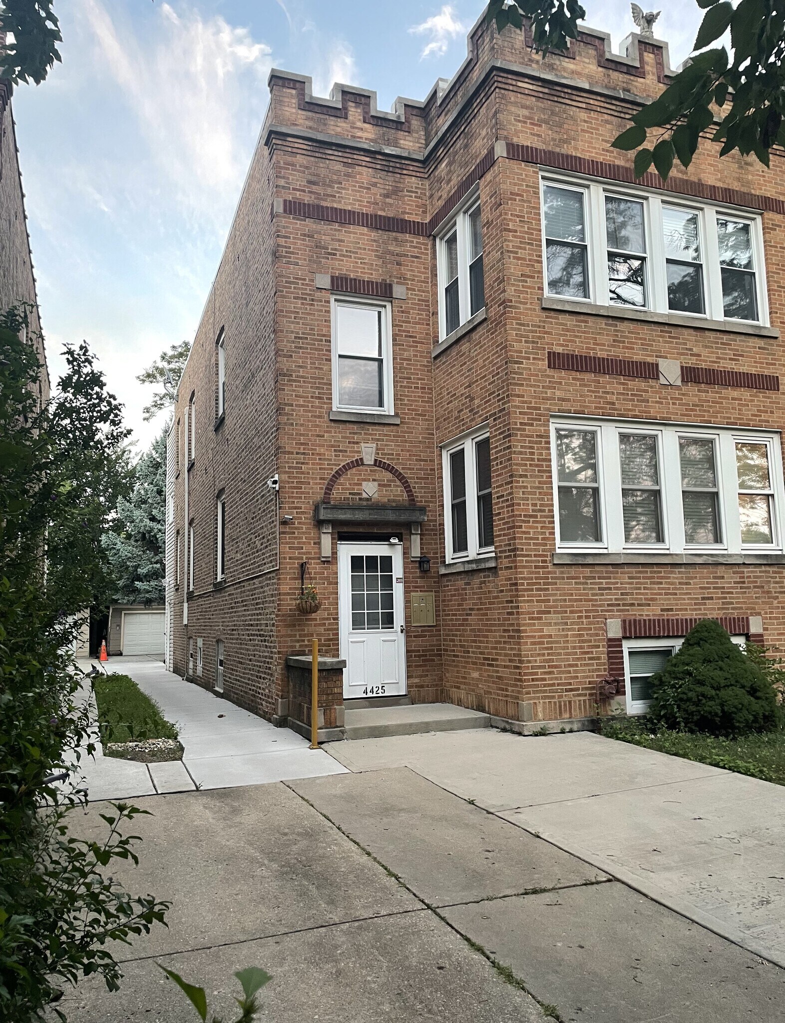 Building Photo - 4425 N Kenton Ave