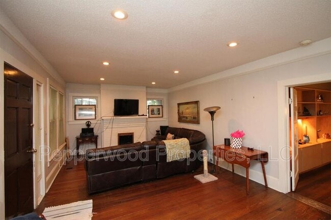 Building Photo - 664 Norwood St