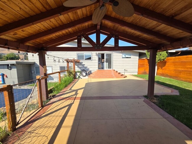 Building Photo - 3Bedroom, 2.5 Bath Mid Century Modern Home...