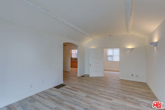 Building Photo - 320 S Reeves Dr