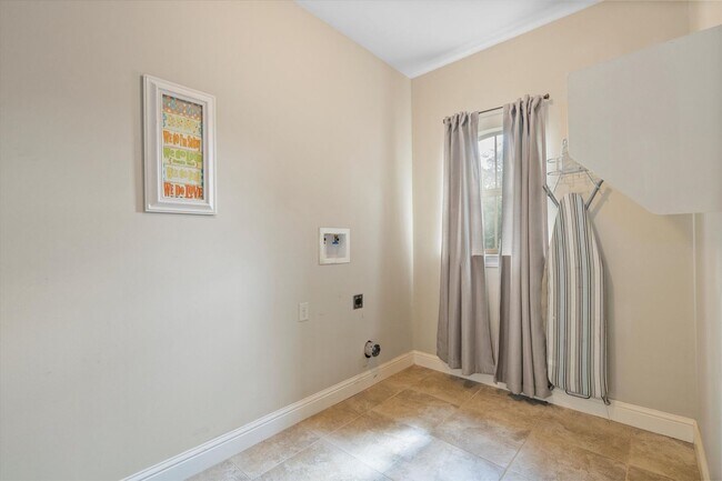 Building Photo - UPCOMING LISTING-CUSTOM BUILT HOME IN PINEHURST