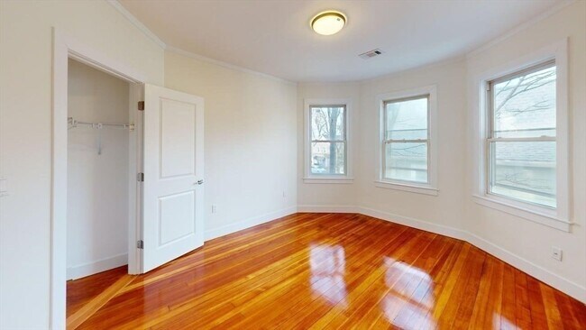 Building Photo - 391 Linwood Ave