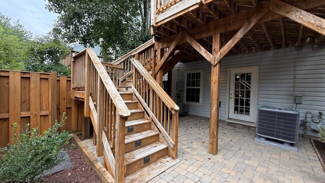 Building Photo - Glen Oaks Townhouse