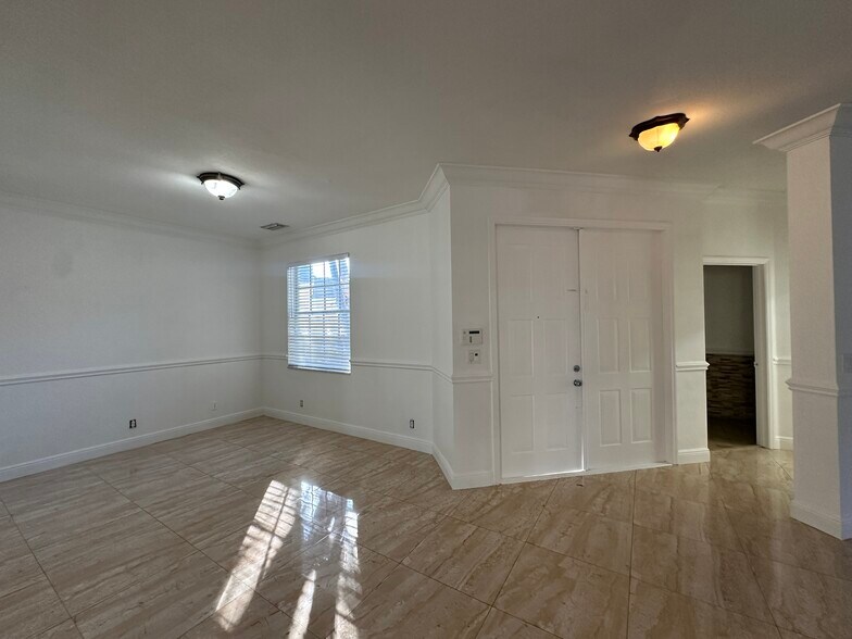 Building Photo - 124 Canterbury Plz