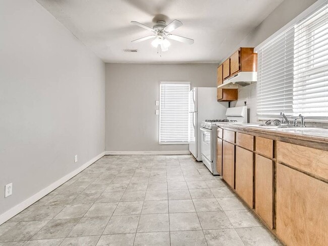 Building Photo - Cute Duplex - Upper Unit!