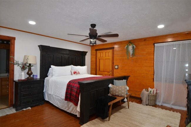 Building Photo - 2611 Primrose Dr