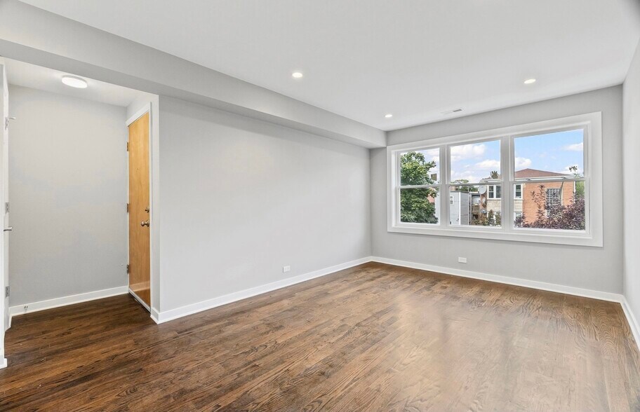 Building Photo - 2553 W Summerdale Ave