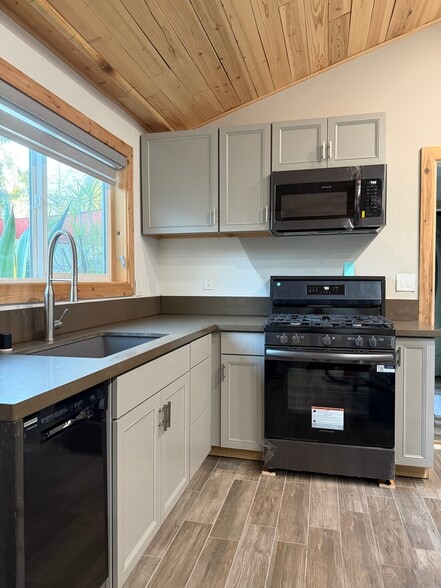 Building Photo - 7711 Owensmouth Ave