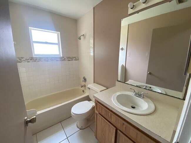 Building Photo - 3/2 East Orlando home -$500 OFF THE FIRST MONTH'S RENT
