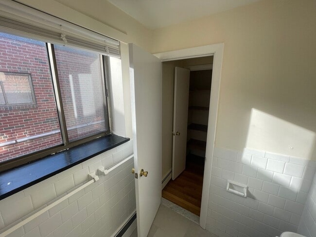 Building Photo - Top level apartment with city and water views in Watertown Square