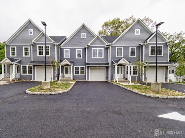 Building Photo - 8 Travers Ave