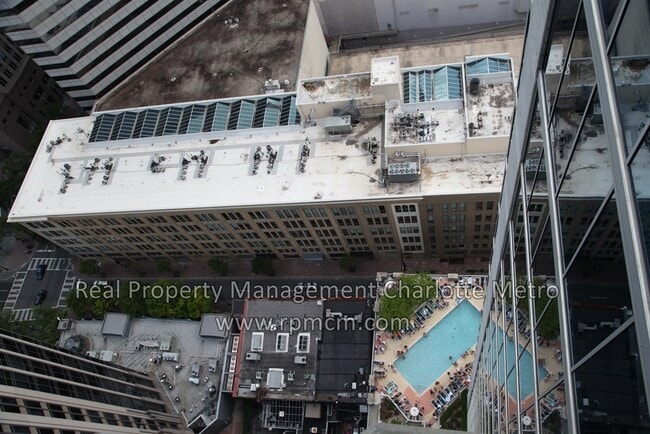 Building Photo - Fabulous Uptown View from 33rd Story Suite