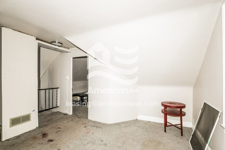 Building Photo - 529 E Victoria St