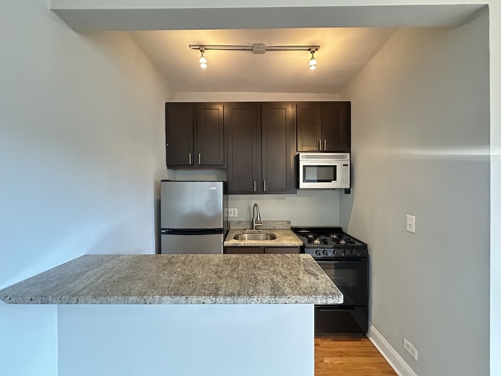 Building Photo - 4644 N Paulina St