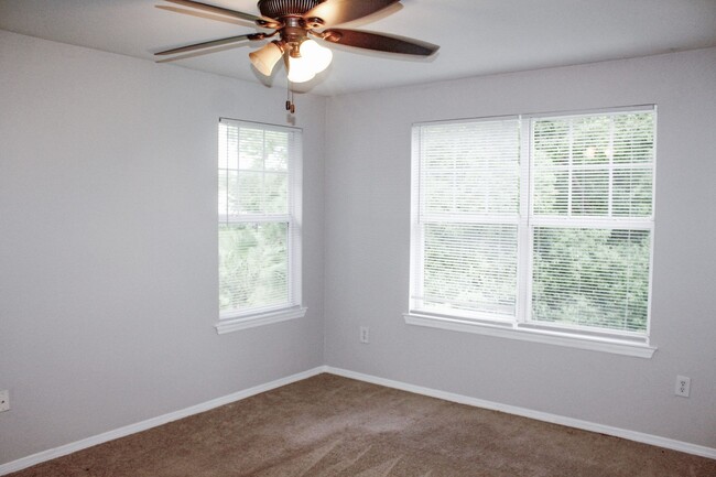 Building Photo - MOVE IN NOW !! Spacious 2bd 2ba on 3rd flo...