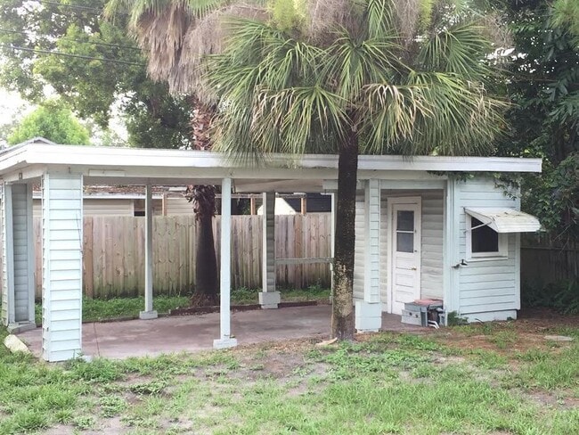 Building Photo - 2 Bedroom, 1 Bathroom Home for Rent in St Pete!