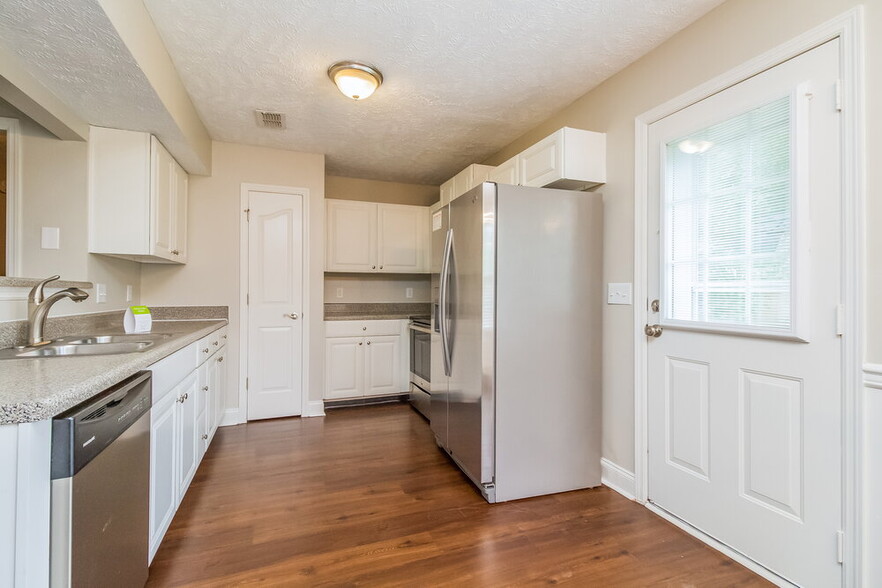 Building Photo - 417 Titans Cir
