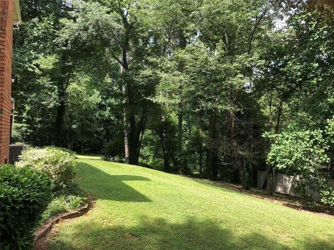 Building Photo - 2408 Crooked Tree Ct NE