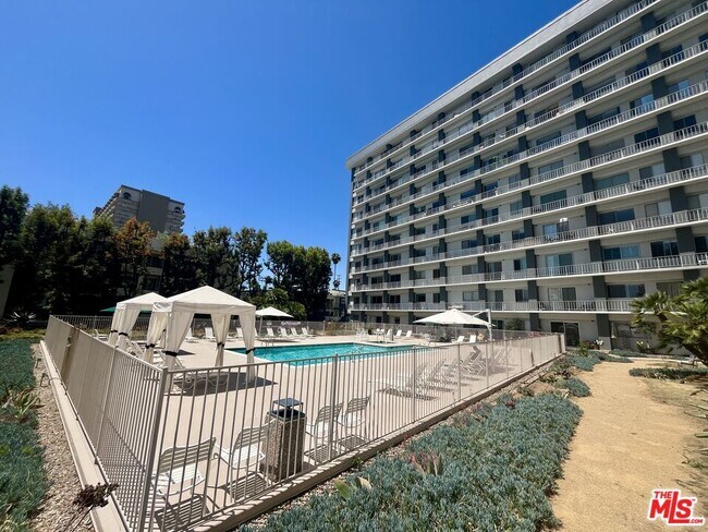 Building Photo - 100 S Doheny Dr