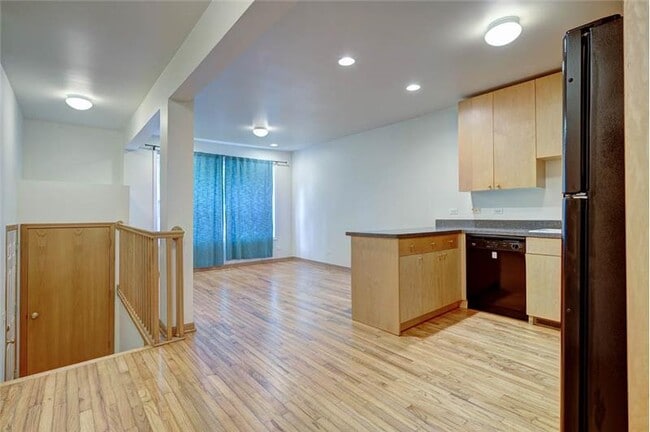 Building Photo - 1446 N Leavitt St