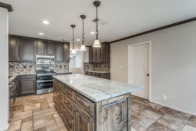 Building Photo - Spacious 3-bedroom home in the highly desirable Parkwood Subdivision