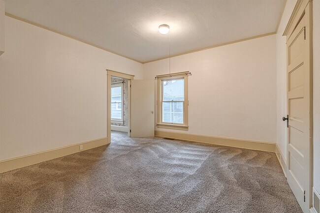 Building Photo - Charming bungalow