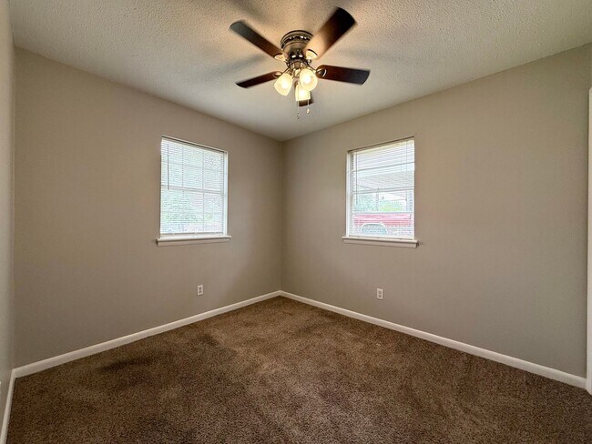 Building Photo - 7401 Valley Dr