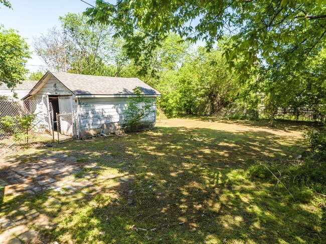 Building Photo - Freshly Updated 2 Bedroom House