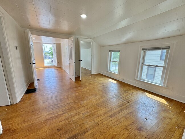 Building Photo - 312 S Chestnut Ave