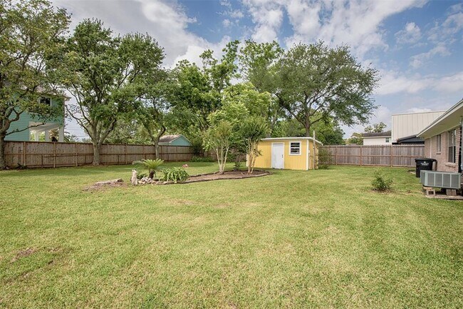 Building Photo - 2569 Cliff Dr