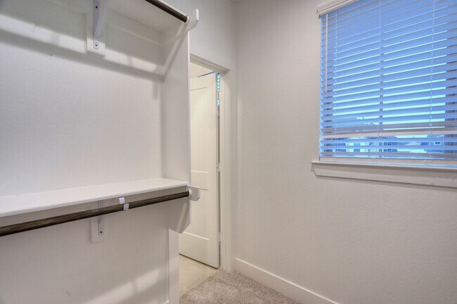 Building Photo - 1535 Crystal Stream Dr