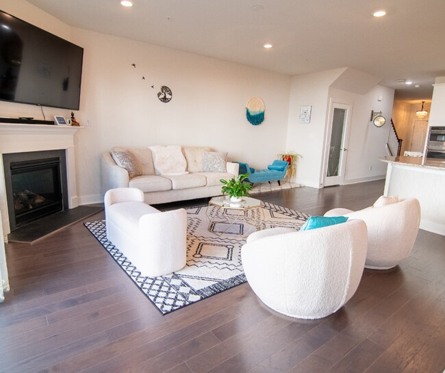 Building Photo - Luxury 3B/3.5B Townhome with Finished Base...
