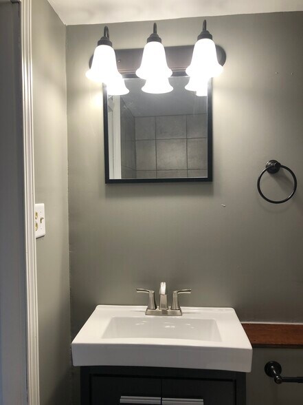 Full Bathroom of Bedroom #2 - 518 S Chestnut St