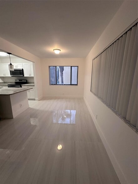 Building Photo - 720 Meadows Cir