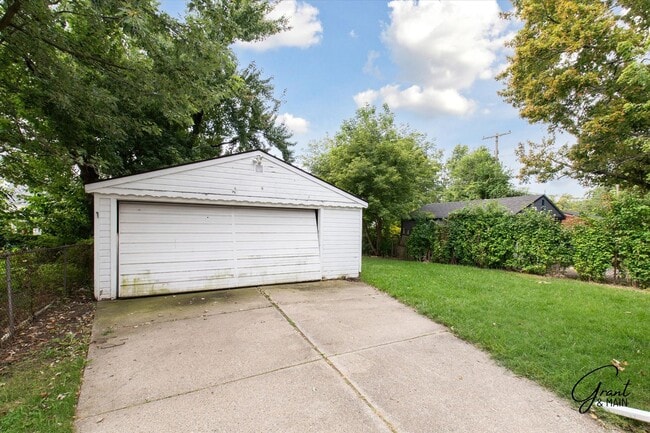 Building Photo - $1,000/month - 2 Bed 1 Bath in Harper Woods