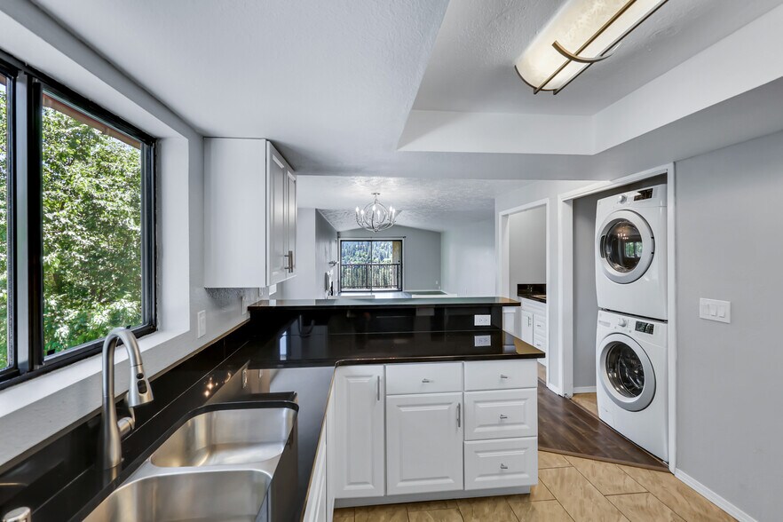 Building Photo - 162 S Coeur Dalene St
