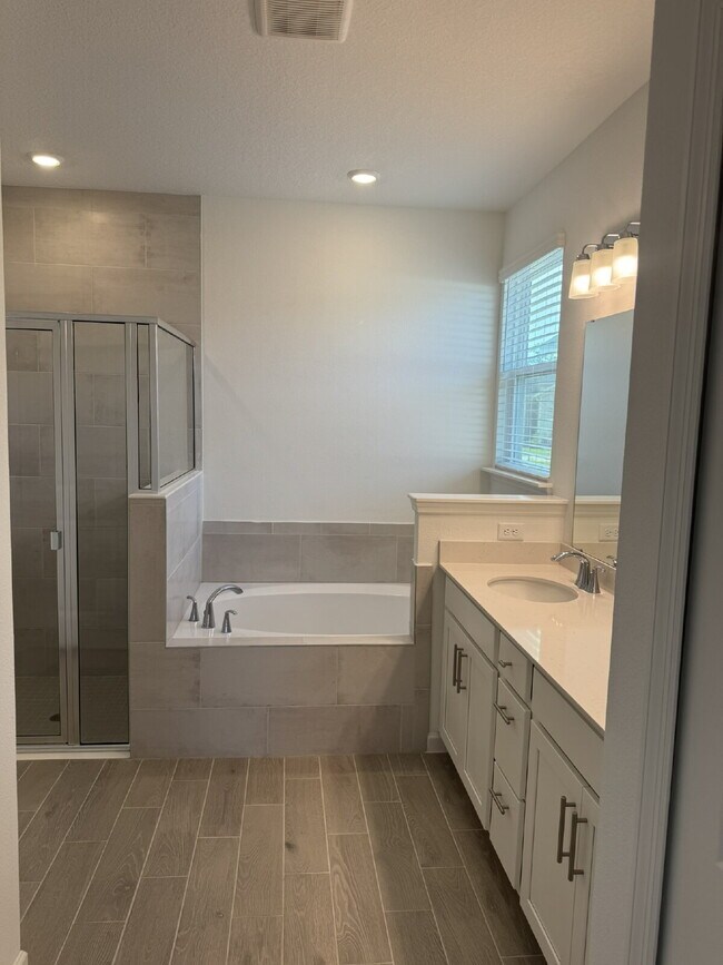 Building Photo - "Spacious 4-Bed Oasis with Granite Finishes & Guest Suite in Jacksonville!"