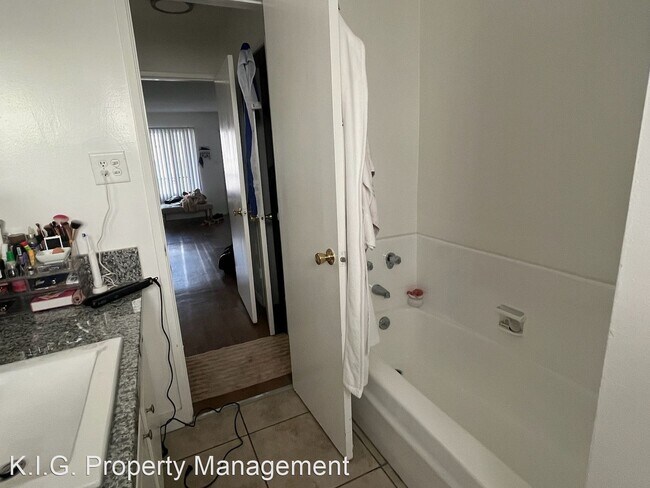 Building Photo - 1 br, 1 bath Apartment - 825 S. Bedford St...