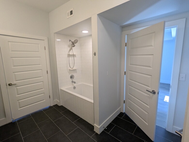 Bath - 2213 Poquito St