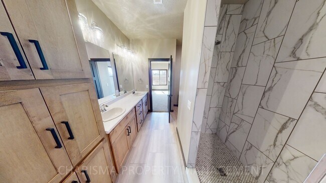 Building Photo - WALK IN AND AMENITY FILLED THREE BEDROOM TOWNHOME!