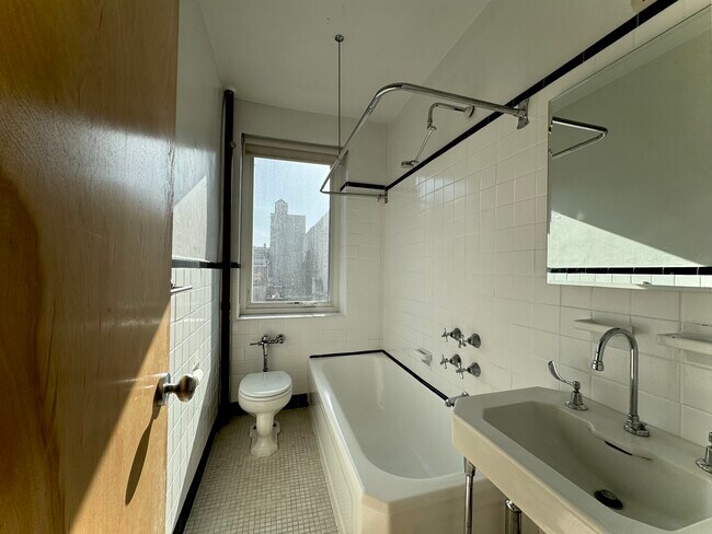 Building Photo - 255 W 23rd St