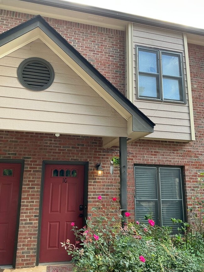 Building Photo - 1 Bedroom/2 .5 Bath Condo located in River...