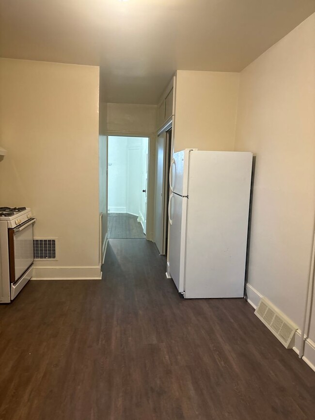 Building Photo - 1 Bedroom Apartment Available Now – Sectio...