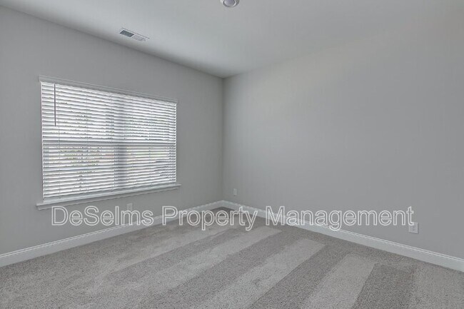 Building Photo - 107 Crabourne Dr