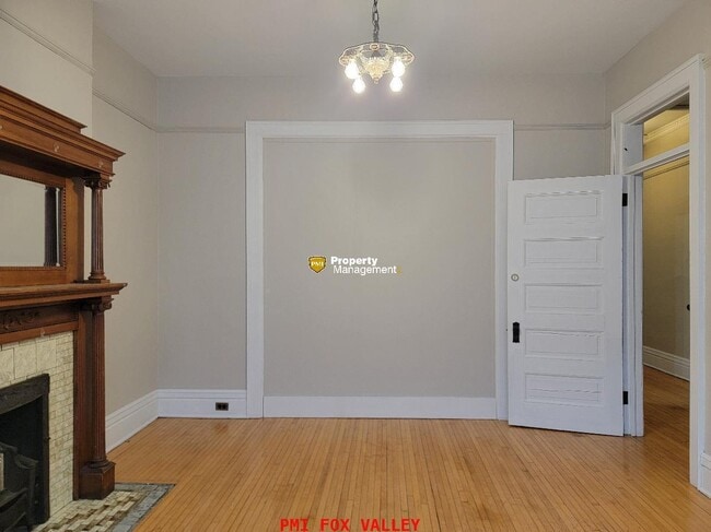 Building Photo - 4 or 5 Bedroom Upper Luxury Apartment with Custom Fireplace in Historic Building